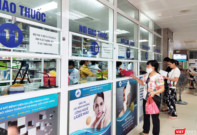 Bệnh nhân chờ lấy thuốc tại Bệnh viện Da liễu Trung ương. (Ảnh: Minh Thúy) 