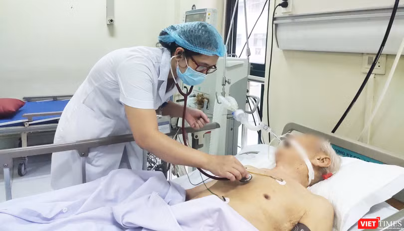 BS. Hoàng Thị Thanh Thúy chăm sóc cho bệnh nhân 90 tuổi phải thở máy, có iền sử tăng huyết áp, đái tháo đường. Ảnh: Minh Thúy 