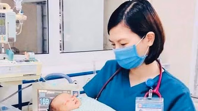 Bác sĩ chăm sóc cho bé sơ sinh 3 ngày tuổi bị bỏ rơi ở hố ga. (Ảnh: Bệnh viện Đa khoa Xanh Pôn)