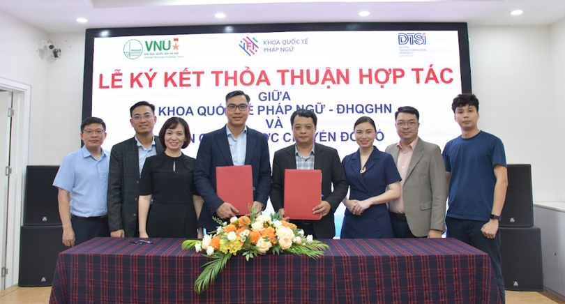 Ông Phùng Danh Thắng - Viện trưởng Khoa Quốc tế Pháp ngữ và ông Lê Nguyễn Trường Giang - Viện trưởng Viện chiến lược chuyển đổi số đại diện cho Viện trưởng Khoa Quốc tế Pháp ngữ – ĐHQGHN & Viện chiến lược chuyển đổi số ký kết biên bản ghi nhớ hợp tác (MOU)