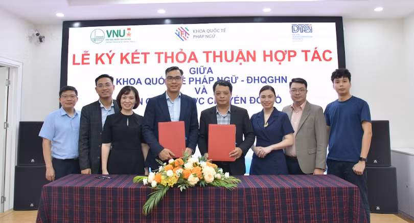 Ông Phùng Danh Thắng - Viện trưởng Khoa Quốc tế Pháp ngữ và ông Lê Nguyễn Trường Giang - Viện trưởng Viện chiến lược chuyển đổi số đại diện cho Viện trưởng Khoa Quốc tế Pháp ngữ – ĐHQGHN & Viện chiến lược chuyển đổi số ký kết biên bản ghi nhớ hợp tác (MOU)