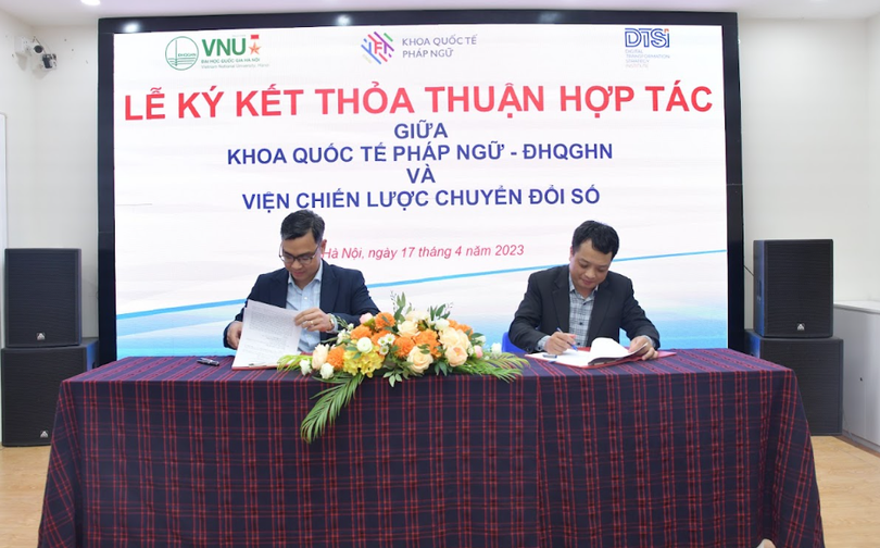 Ông Phùng Danh Thắng - Viện trưởng IFI và ông Lê Nguyễn Trường Giang - Viện trưởng DTSI ký kết biên bản ghi nhớ hợp tác (MOU)