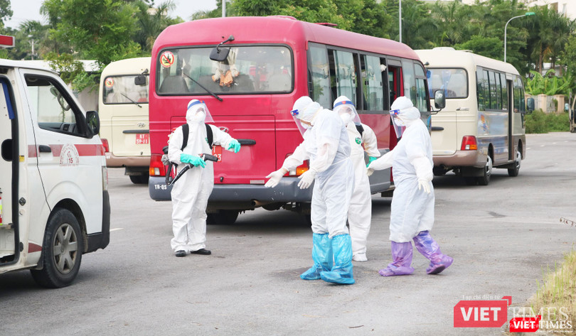 Nhân viên y tế phun khử khuẩn (Ảnh: Minh Thuý)