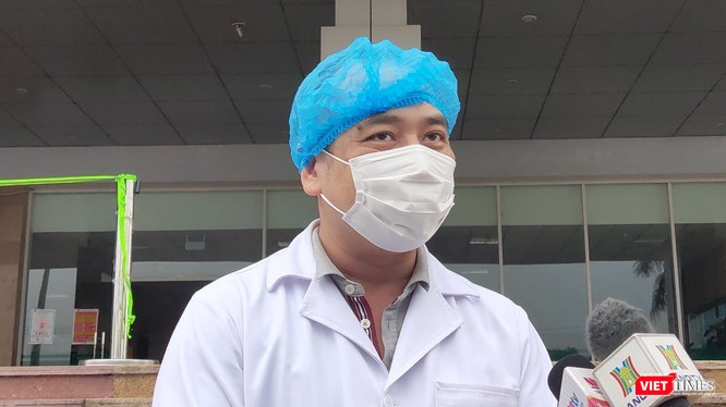 BS. Nguyễn Trung Cấp – Phó Giám đốc Bệnh viện Bệnh Nhiệt đới Trung ương, người trực tiếp điều trị cho bệnh nhân mắc COVID-19. (Ảnh: Minh Thúy) 