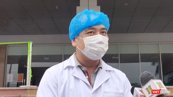 BS. Nguyễn Trung Cấp – Phó Giám đốc Bệnh viện Bệnh Nhiệt đới Trung ương, người trực tiếp điều trị cho bệnh nhân mắc COVID-19. (Ảnh: Minh Thúy) 