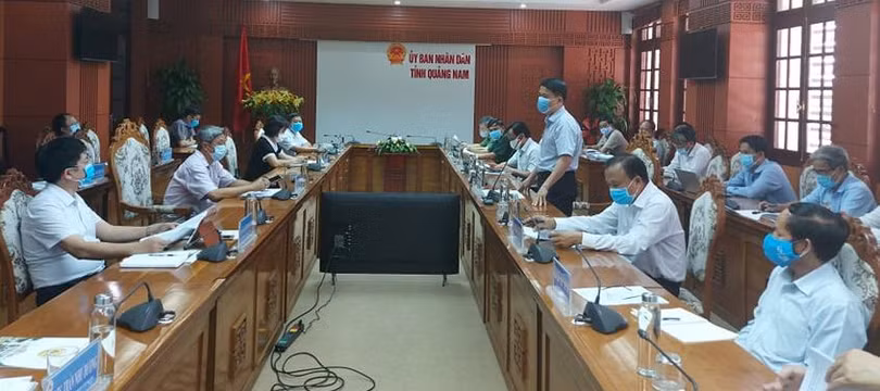 Thứ trưởng Bộ Y tế Nguyễn Trường Sơn làm việc với UBND tỉnh Quảng Nam (Ảnh: Anh Văn) 