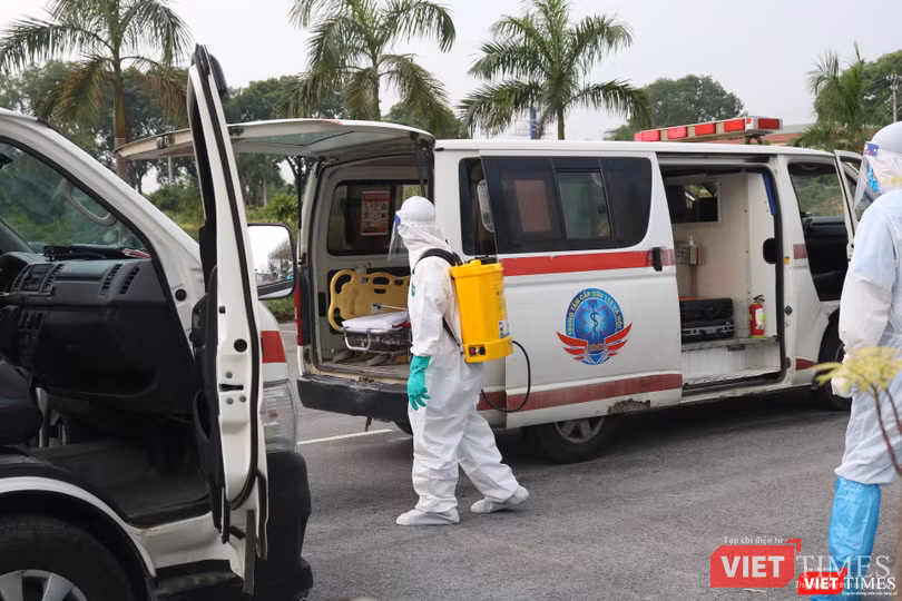 Phun khử khuẩn phòng COVID-19 (Ảnh - Minh Thuý)