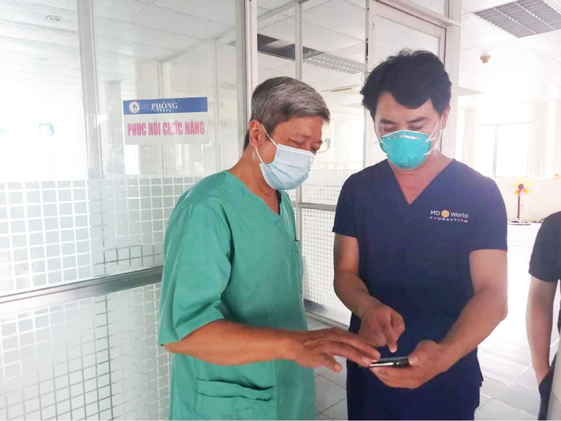 Thứ trưởng Bộ Y tế Nguyễn Trường Sơn trực tiếp kiểm tra khu chạy thận nhân tạo tại Bệnh viện Đà Nẵng (Ảnh: Anh Văn) 