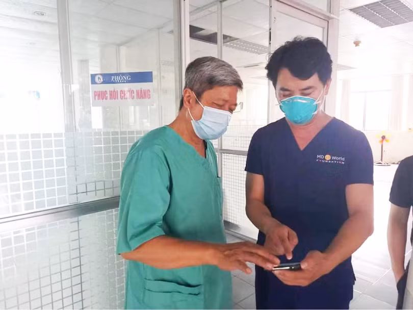 Thứ trưởng Bộ Y tế Nguyễn Trường Sơn trực tiếp kiểm tra khu chạy thận nhân tạo tại Bệnh viện Đà Nẵng (Ảnh: Anh Văn) 