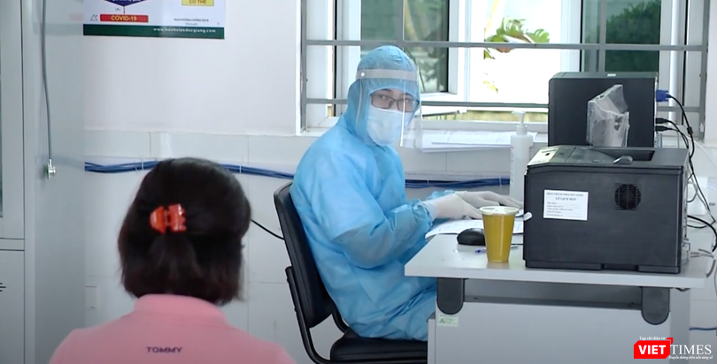 Nhân viên y tế thăm hỏi sức khoẻ người dân (Ảnh - SYT) 