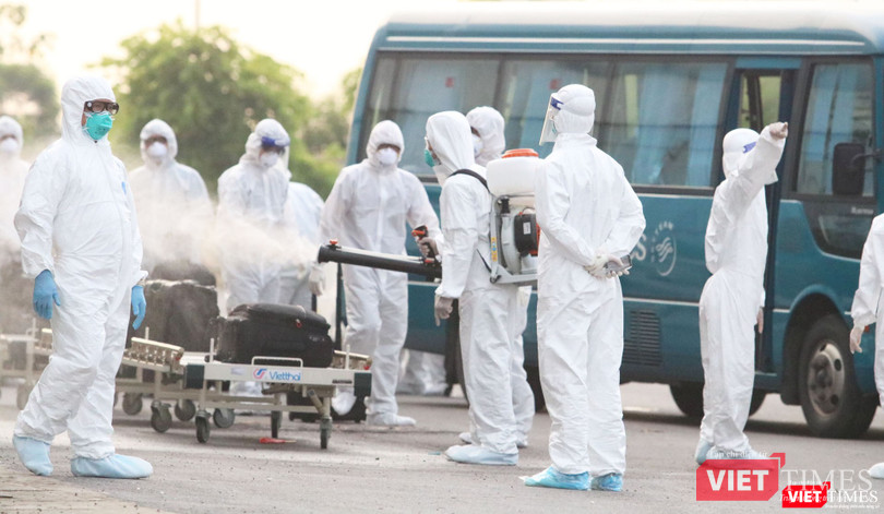 Cán bộ y tế phun khử khuẩn để phòng, chống COVID-19 (Ảnh: Minh Thuý)