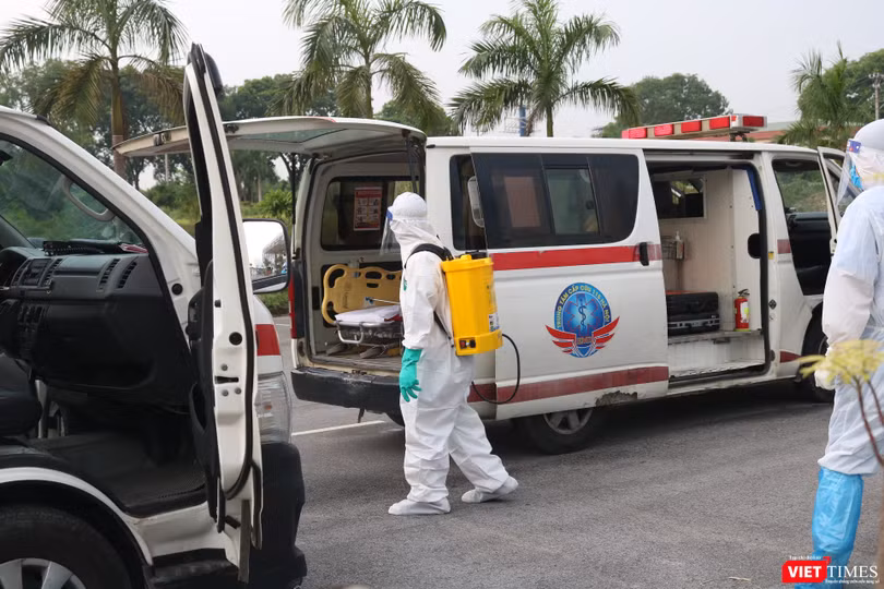 Phun khử khuẩn phòng COVID-19 (Ảnh - Minh Thuý) 