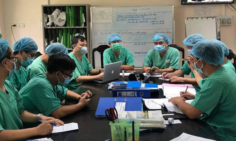 Các bác sĩ của Bệnh viện Đại học Y Hà Nội cùng Bệnh viện Bệnh Nhiệt đới Trung ương hội chẩn ca bệnh nặng tại Bệnh viện Trung ương Huế (Ảnh: Vũ Mạnh Cường) 