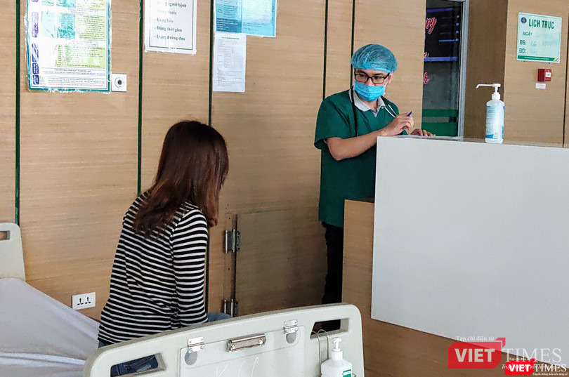 Bác sĩ thăm hỏi tình hình sức khoẻ bệnh nhân (Ảnh - Minh Thuý) Bác sĩ thăm hỏi tình hình sức khoẻ bệnh nhân (Ảnh - Minh Thuý)