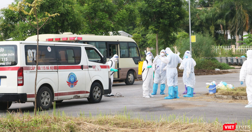 Nhân viên y tế phun khử khuẩn để phòng dịch (Ảnh - Minh Thuý)