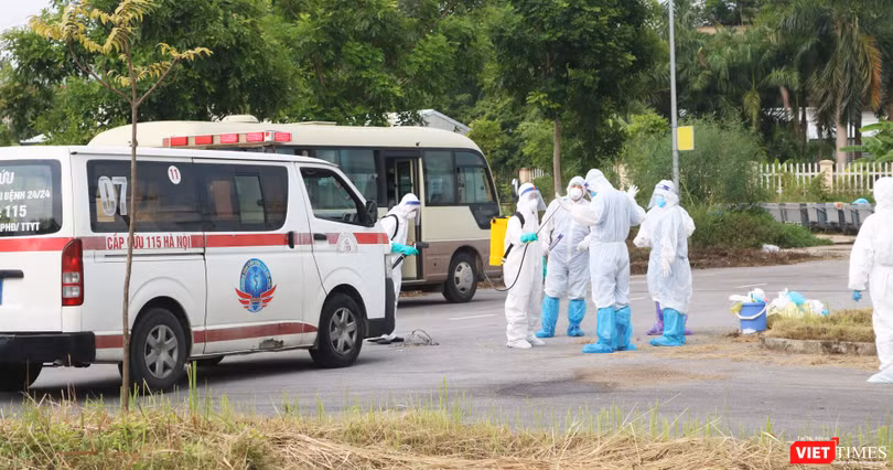 Nhân viên y tế phun khử khuẩn (Ảnh: Minh Thúy) 