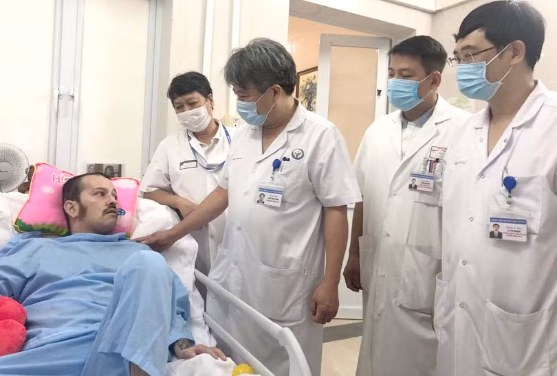 GS. TS. Trần Bình Giang - thăm bệnh nhân J. đang điều trị tại Bệnh viện (Ảnh: BVCC)