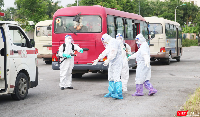 Nhân viên y tế phun khử khuẩn phòng COVID-19 (Ảnh - Minh Thuý) 