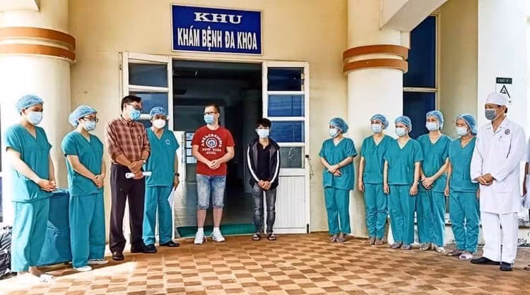 2 bệnh nhân mắc COVID-19 ở Quảng Ngãi được công bố khỏi bệnh (Ảnh: Văn Phong) 