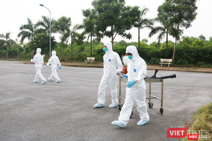 Nhân viên y tế phun khử khuẩn (Ảnh: Minh Thuý)