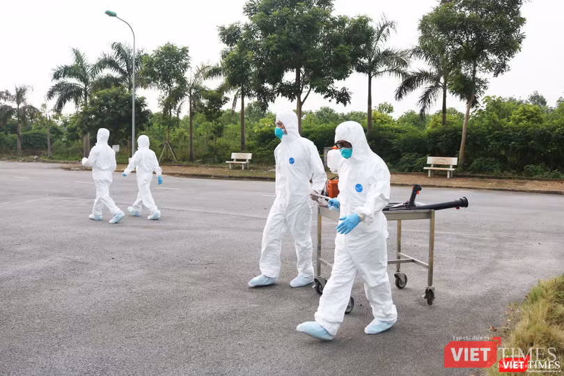 Nhân viên y tế phun khử khuẩn (Ảnh: Minh Thuý)
