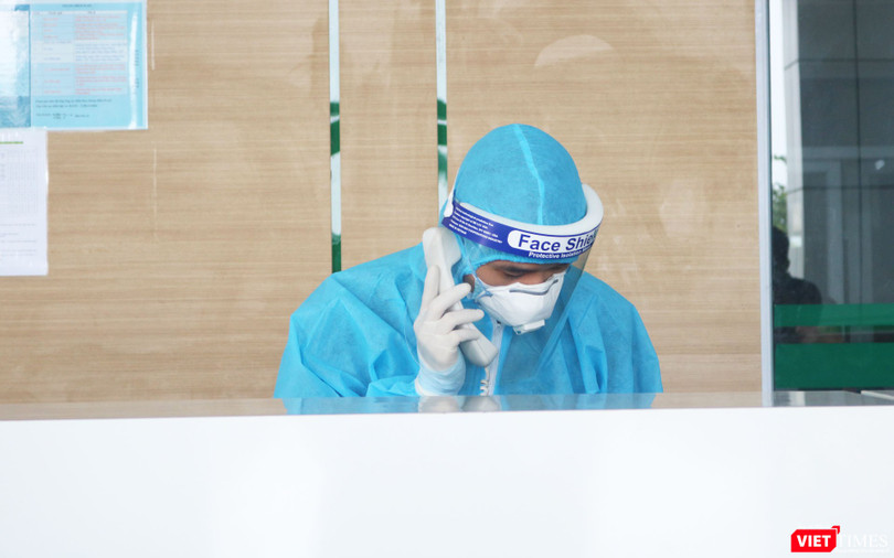 Nhân viên y tế trực cấp cứu ở bệnh viện (Ảnh - Minh Thuý) 