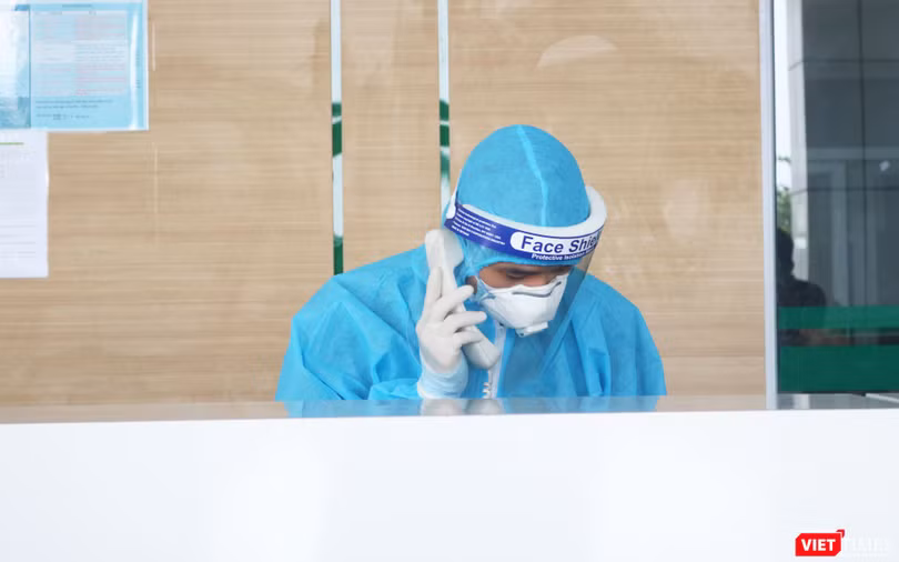 Nhân viên y tế trực cấp cứu tại bệnh viện (Ảnh: Minh Thúy) 