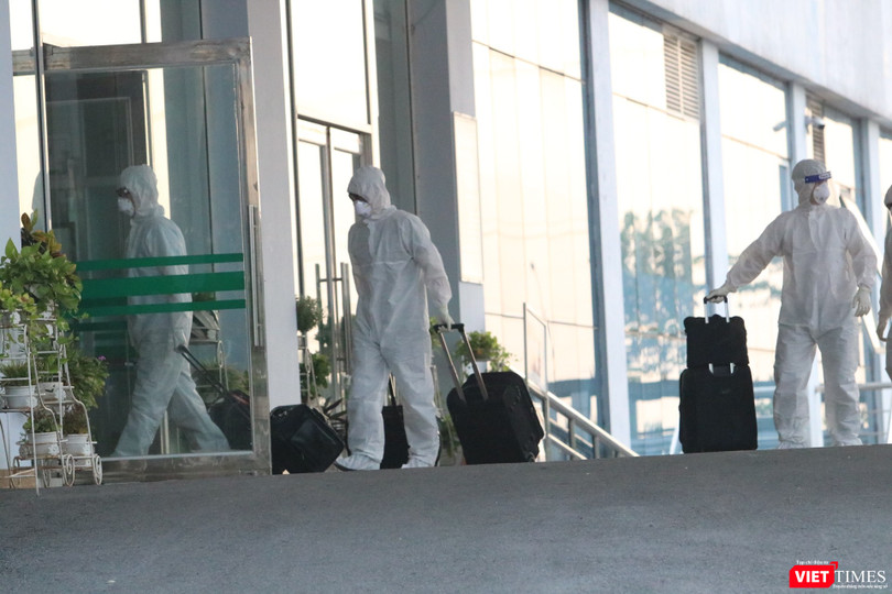 Nhân viên y tế thực hiện công tác phòng, chống COVID-19 (Ảnh: Minh Thúy) 