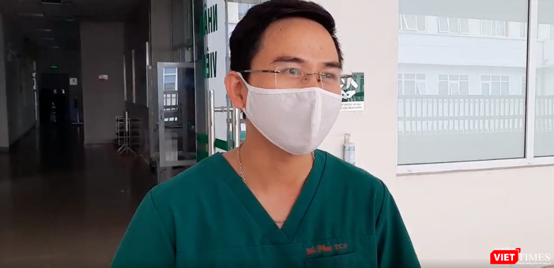 BS. Phạm Văn Phúc - Khoa Hồi sức tích cực, Bệnh viện Bệnh Nhiệt đới Trung ương (Ảnh: Đặng Thanh) 