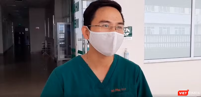BS. Phạm Văn Phúc - Khoa Hồi sức tích cực, Bệnh viện Bệnh Nhiệt đới Trung ương (Ảnh: Đặng Thanh) 