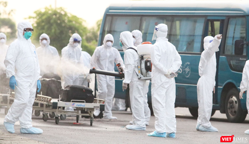 Phun khử khuẩn phòng COVID-19 (Ảnh - Minh Thúy)