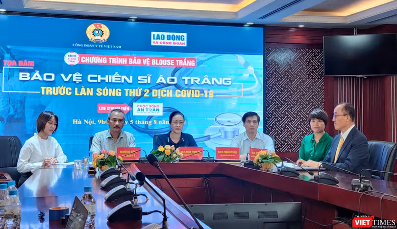 Các chuyên gia thảo luận tại buổi tọa đàm “Bảo vệ chiến sĩ áo trắng trước làn sóng thứ 2 dịch COVID-19” (Ảnh: Minh Thúy) 