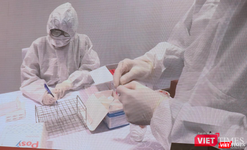 Nhân viên y tế ghi chép thông tin của người làm xét nghiệm (Ảnh: Minh Thuý)