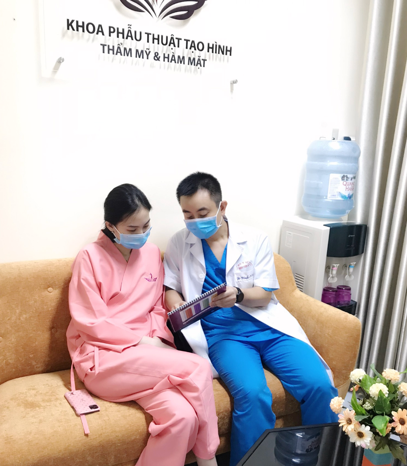 ThS. BS. Nguyễn Đình Minh tư vấn cho một bệnh nhân đến khám ở Bệnh viện (Ảnh: BVCC) ThS. BS. Nguyễn Đình Minh tư vấn cho một bệnh nhân đến khám ở Bệnh viện (Ảnh: BVCC)
