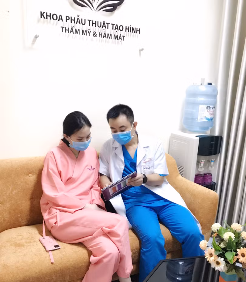 ThS. BS. Nguyễn Đình Minh tư vấn cho một bệnh nhân đến khám ở Bệnh viện (Ảnh: BVCC)