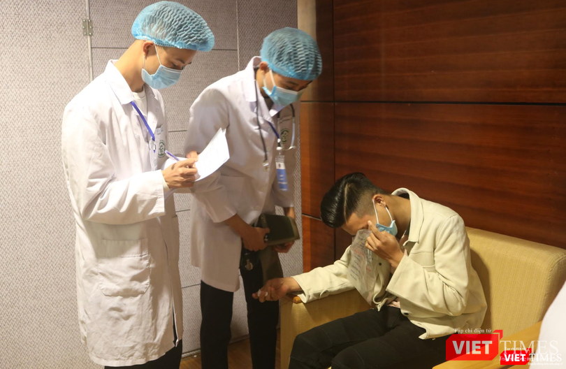 Nhân viên y tế thăm hỏi tình trạng của người bị ngộ độc (Ảnh: Minh Thuý)