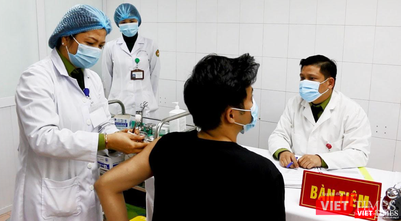 Tình nguyện viên tiêm vaccine phòng COVID-19 Nanocovax (Ảnh - Minh Thuý)