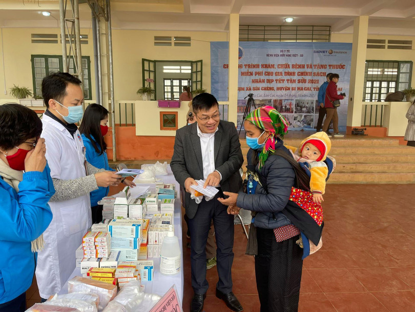 PGS.TS. Nguyễn Thanh Hà - Giám đốc Bệnh viện Hữu Nghị hướng dẫn người dân tham gia chương trình khám, chữa bệnh và tăng thuốc miễn phí (Ảnh: BVCC)