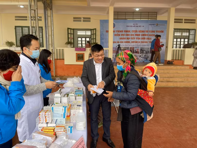 PGS.TS. Nguyễn Thanh Hà - Giám đốc Bệnh viện Hữu Nghị hướng dẫn người dân tham gia chương trình khám, chữa bệnh và tăng thuốc miễn phí (Ảnh: BVCC)