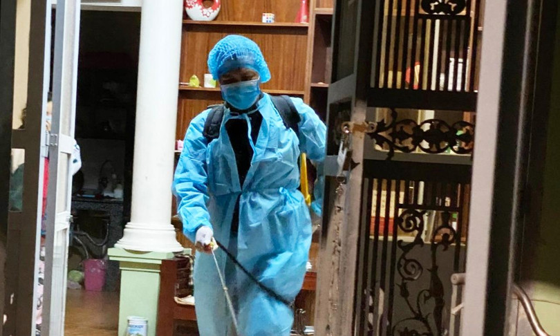 Nhân viên y tế phun khử khuẩn (Ảnh - SYT) 