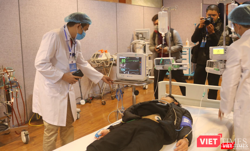 Bác sĩ cấp cứu cho một trường hợp bị ngộ độc nghiêm trọng (Ảnh: Minh Thuý)