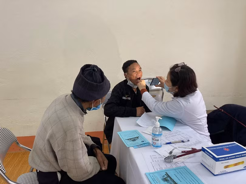 Người dân được kiểm tra sức khoẻ kỹ càng để phát hiện sớm bệnh (Ảnh: BVCC)