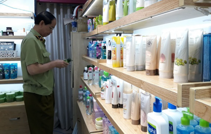Cơ quan chức năng kiểm tra một cửa hàng mỹ phẩm ở Hà Nội (Ảnh: Huy Trung)