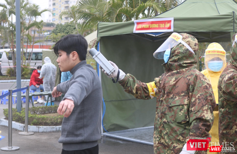 Cán bộ đo phóng xạ cho người nghi ngờ nhiễm phóng xạ (Ảnh: Minh Thuý)