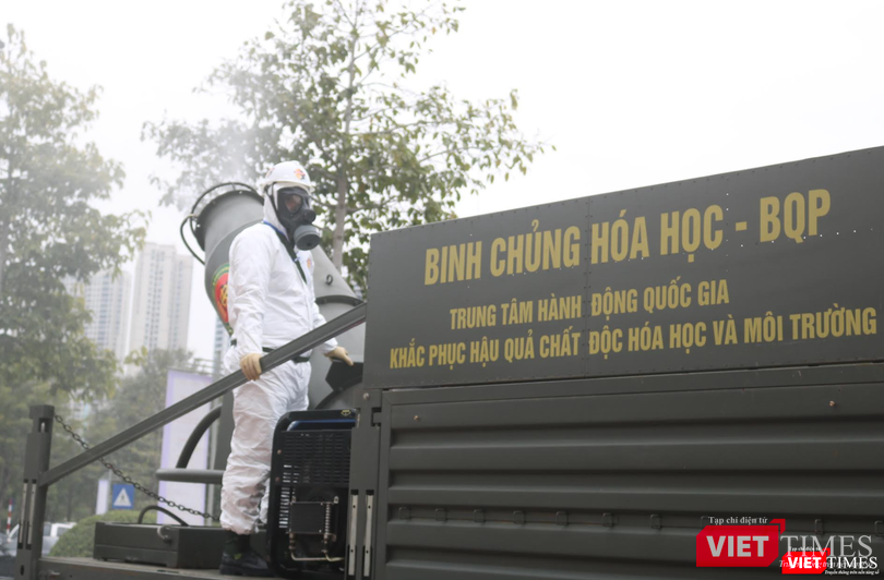 Cán bộ Binh chủng Hoá học, Bộ Quốc phòng phun khử khuẩn (Ảnh: Minh Thuý)