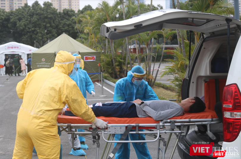 Cấp cứu 1 trường hợp nguy kịch (Ảnh: Minh Thuý)