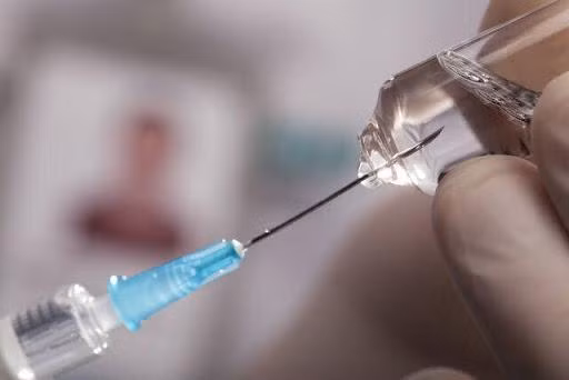 Tiêm vaccine COVID-19 để chủ động phòng bệnh (Ảnh minh hoạ)