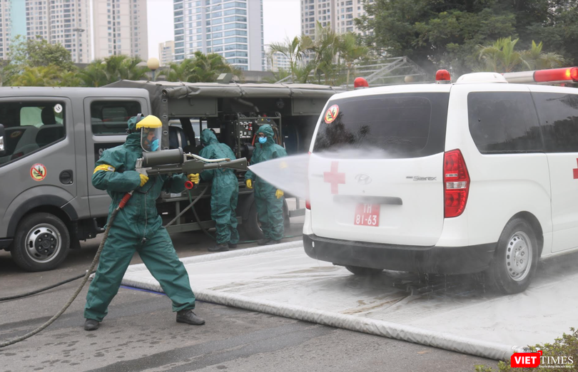 Nhân viên y tế diễn tập phun khử khuẩn (Ảnh - Minh Thuý) 