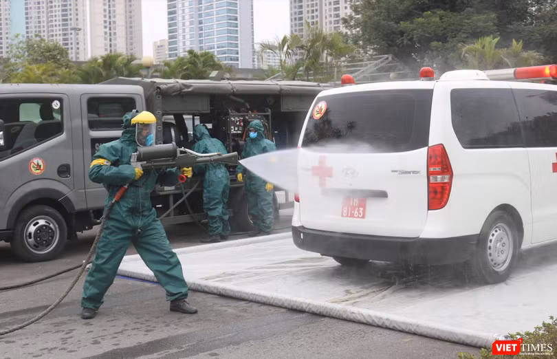 Nhân viên y tế diễn tập phun khử khuẩn (Ảnh - Minh Thuý) 