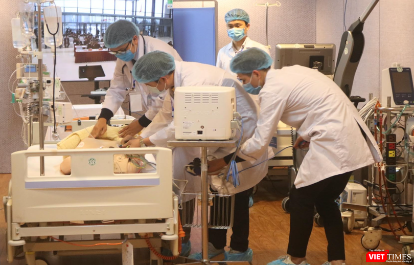 Các nhân viên y tế diễn tập cấp cứu cho bệnh nhân (Ảnh - Minh Thuý) 
